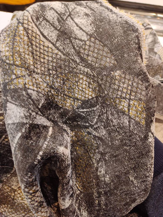 پرده لوکس پانچی با طرح انتزاعی و بافت سنگین - شاهکار مدرن دکوراسیون