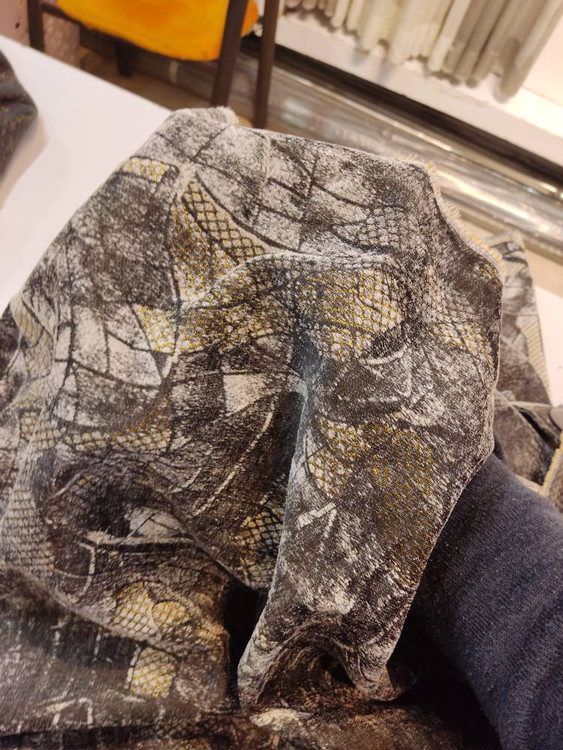 پرده لوکس پانچی با طرح انتزاعی و بافت سنگین - شاهکار مدرن دکوراسیون