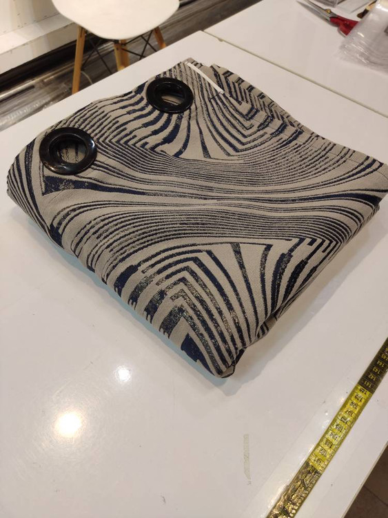 پرده زبرا نقرهای، جلوهای مدرن و شیک به خانه شما میبخشد