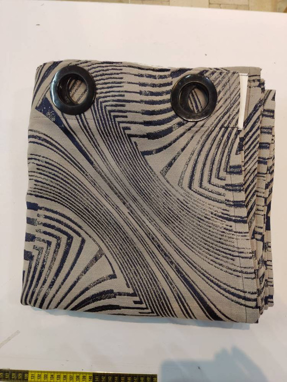 پرده زبرا نقرهای، جلوهای مدرن و شیک به خانه شما میبخشد