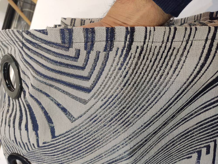 پرده زبرا نقرهای، جلوهای مدرن و شیک به خانه شما میبخشد