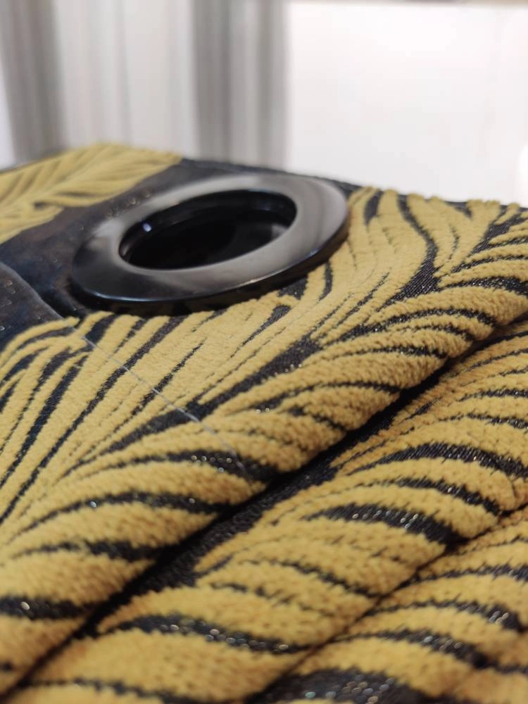 پرده پرطاووس طلایی، شکوه و زیبایی را به خانه شما بیاورید