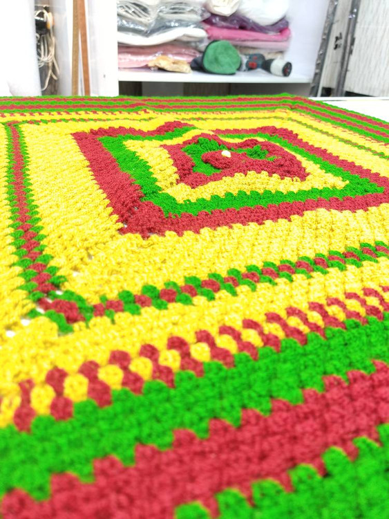 Colorful 80x80 cm Crochet Tablecloth - High-Quality Yarn