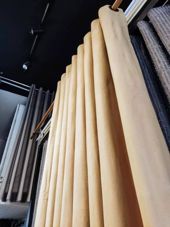 پرده مخمل آرتکلاسیکا – جلوهای اصیل با ترکیب کرم و قهوهای