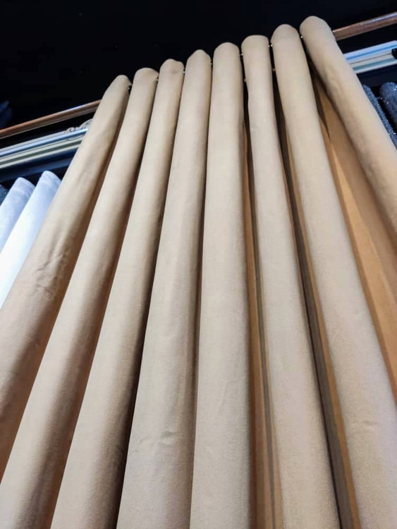 پرده مخمل آرتکلاسیکا – جلوهای اصیل با ترکیب کرم و قهوهای0