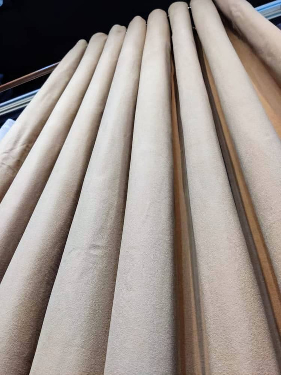 پرده مخمل آرتکلاسیکا – جلوهای اصیل با ترکیب کرم و قهوهای2